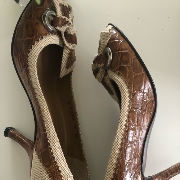 Stuart Weitzman brownheels size4 (leather& fabric) - Picture 5 of 11